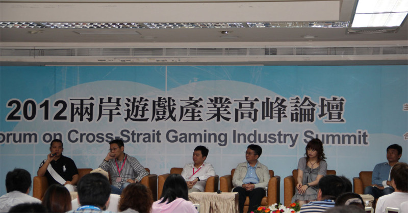 兩岸遊戲產業高峰論壇今天登場，北京天神互動科技執行長朱曄（左一）在會中表示，要把玩家當人看，遊戲營運才會成功。圖：謝仁烜/攝。   