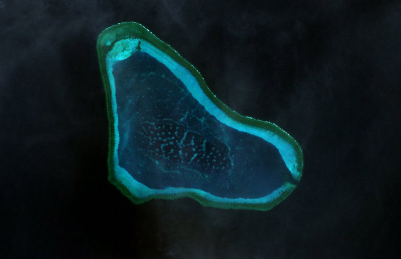 谷歌地圖14日移除南海爭議島嶼黃岩島的中文標註。圖：翻攝自維基百科   