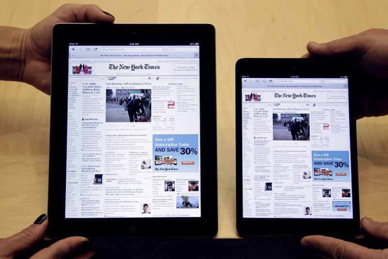 蘋果公司（Apple Inc.）的新產品iPad4（左）與 iPad mini（右）在上週末開賣，隨即創下一共300萬台的銷售佳績，圖片來源：達志影像/美聯社。   
