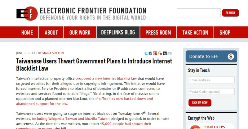 美國維護科技時代人權與自由的電子先鋒基金會(Electronic Frontier Foundation, EFF)，今日上午在他們官網報導了台灣網友對智慧財產局的抗爭，特別是6月4日的網路黑暗日行動。圖片來源：翻攝自網路。   