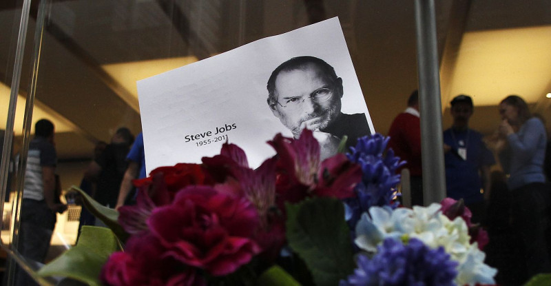 美國蘋果公司公司共同創辦人、集團主席兼前任總裁賈伯斯5日於加州逝世。圖為雪梨的蘋果迷在蘋果專賣店外，獻花悼念賈伯斯。圖片來源：達志影像/路透社。   