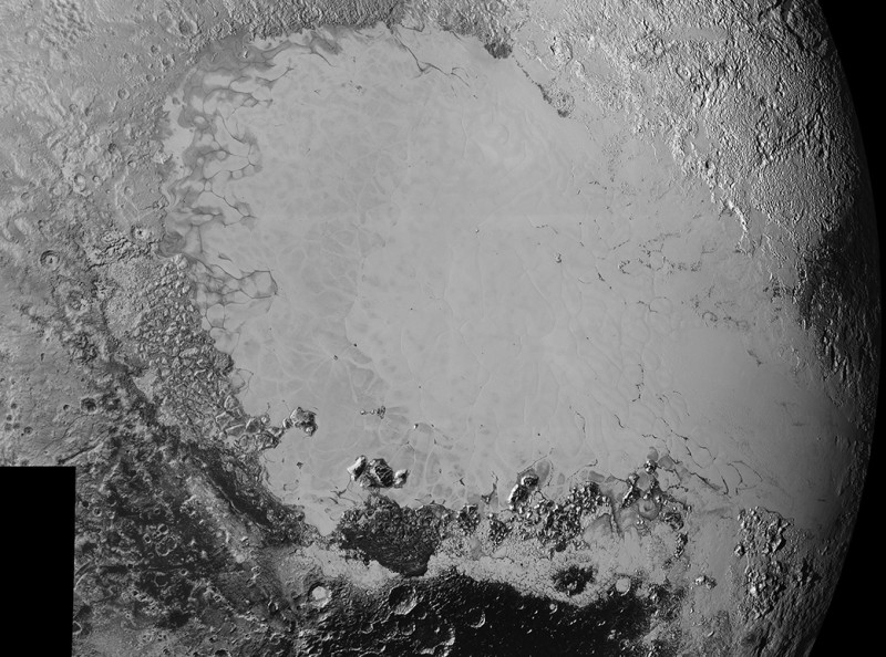 冥王星高畫質相片中可以清楚看到地貌高高低低，包括左下部分的巨大Sputnik冰原，層次豐富。圖：翻攝NASA   