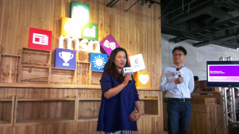 台灣微軟總監陳宏騏(右)和數位廣告副總經理彭恩慈向媒體解說新版MSN網站的功能及創新設計。圖：張永安/攝   