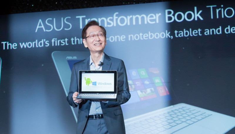 華碩董事長施崇棠介紹首款結合筆電、平板及桌機三合一的變形產品ASUS Transformer Book Trio，其搭載Windows 8及Android雙作業系統。圖：業者提供   