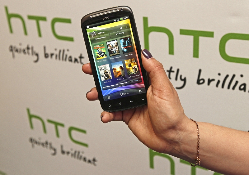 智慧型手機大廠宏達電（HTC）在美國控告蘋果電腦（APPLE）侵犯專利權案，一名美國國際貿易委員會（ITC）法官昨（17）日初步判定宏達電敗訴，法官認為蘋果並未侵犯宏達電的4項專利權。圖片來源：達志影像/路透社   