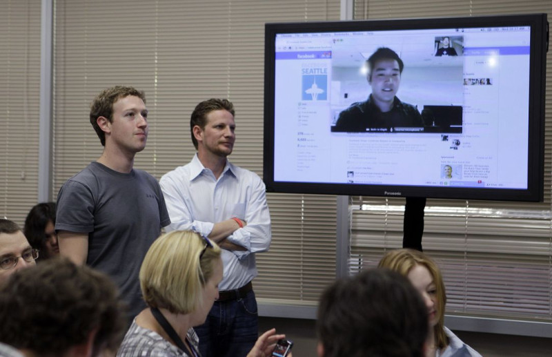 臉書創辦人祖克柏（Mark Zuckerberg）6日宣布，Facebook與Skype攜手推出視訊通話功能。圖為祖克柏在加州巴羅艾托臉書總部向媒體示範臉書的視訊功能。圖片來源：達志影像/美聯社。   