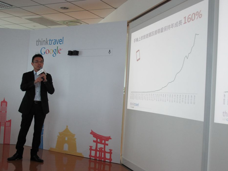 Google台灣總經理陳俊廷分享2013年台灣消費者旅遊搜尋行為與趨勢，消費者利用手機查詢的比例大幅成長。圖：胡華勝/攝   