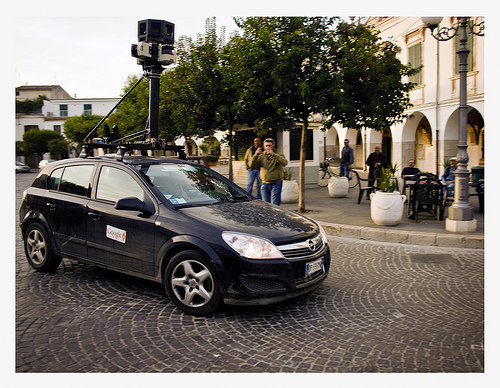 Google的街景車為民眾帶來更方便的地圖服務，但也能在不知不覺中收集民眾的Wi-Fi數據，得到個人資料。圖片來源：翻攝自網路。   