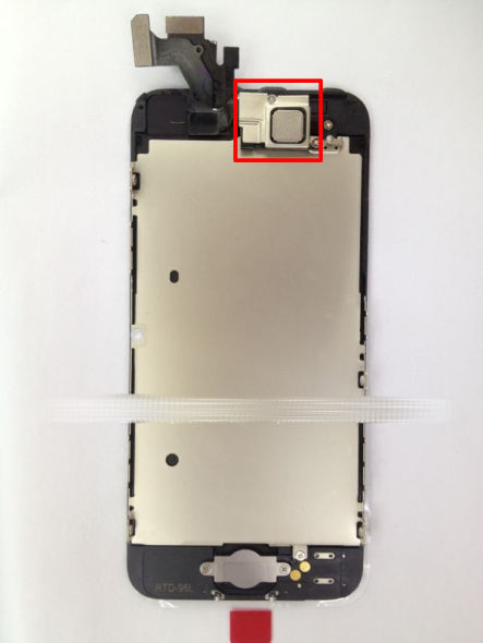 全新一代iPhone的機身內部圖片曝光，其中機身上有一塊四方型零組件（紅框處），極可能為支援手機支付功能的近場通訊晶片。圖片來源：翻攝自網路。   