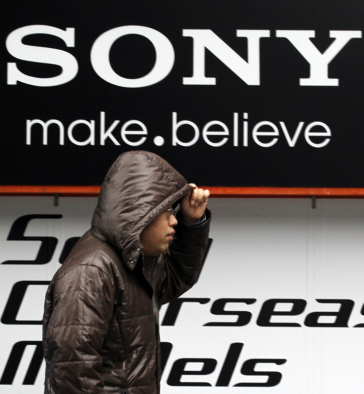 Sony公司的PlayStation Network（PSN）和Qriocity線上服務遭駭客入侵事件發生已經超過一周，當時曾承諾一周內恢復服務的承諾今天確定跳票。圖為東京街頭Sony的廣告看板，上頭寫著「make believe」。圖片來源：達志影像/路透社   