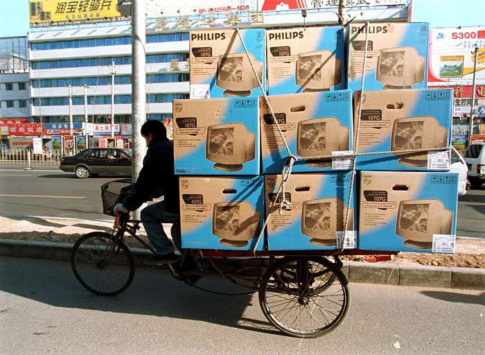 一位三輪車手在中關村遞送電腦顯示器，這3英里的街道已成為北京的矽谷，是北京主要的高科技地區。圖片來源:達志影像/美聯社   
