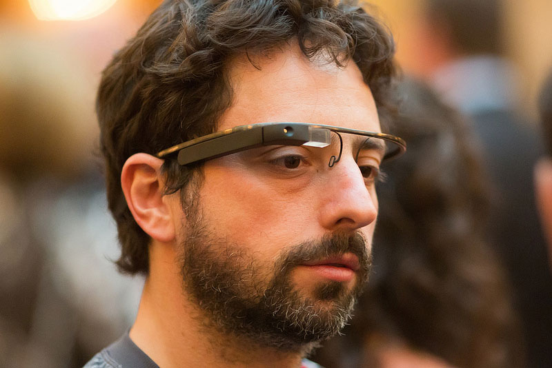 Google創辦人布林近日出席公益活動時，配載了最新型的智慧型眼鏡，顯示Google對眼鏡計畫是認真的。圖片來源：翻攝自DVICE網站，由Thomas Hawk拍攝。   