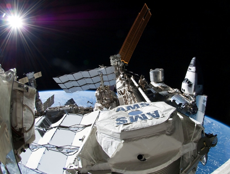 圖片為國際宇宙航太站所設置的「阿爾法(Alpha)磁譜儀」(圖右前方上面寫著AMS的圓筒型裝置，Alpha Magnetic Spectrometer)。圖片來源：美國國家航空暨太空總署(NASA)。   