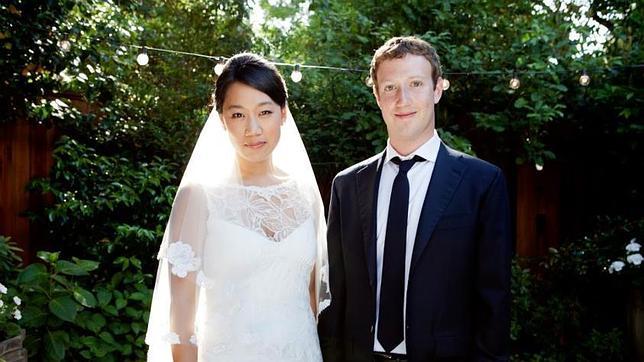 祖克柏在自己的臉書頁面上公布了1張與嬌妻的結婚照片，照片中穿著白紗的新娘和穿著西裝的祖克柏臉上掛著微笑。圖片來源：翻攝自臉書。   