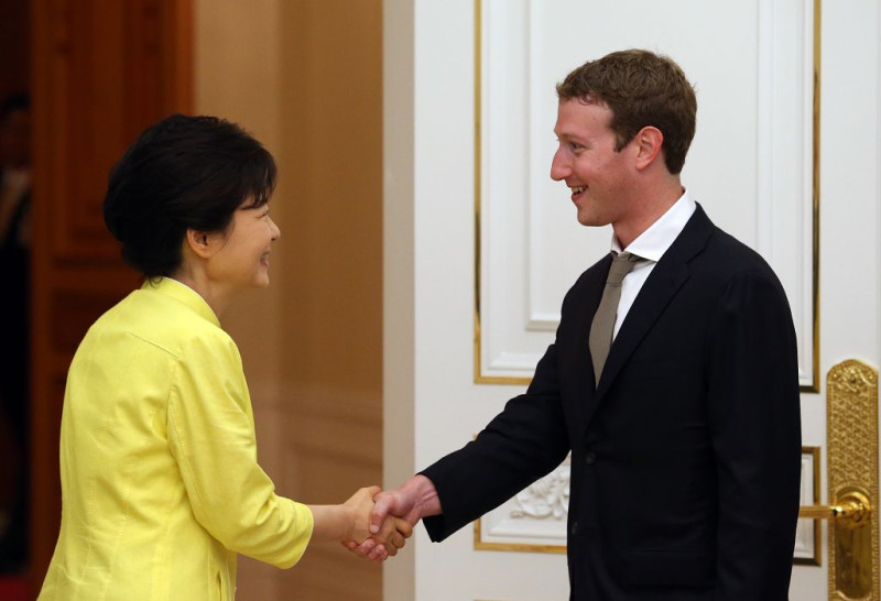 社群網站臉書（Facebook）創辦人暨執行長馬克‧祖克柏（Mark Zuckerberg）今（18）日首次訪問韓國，與韓國總統朴槿惠會面。圖片來源：達志影像/美聯社。   