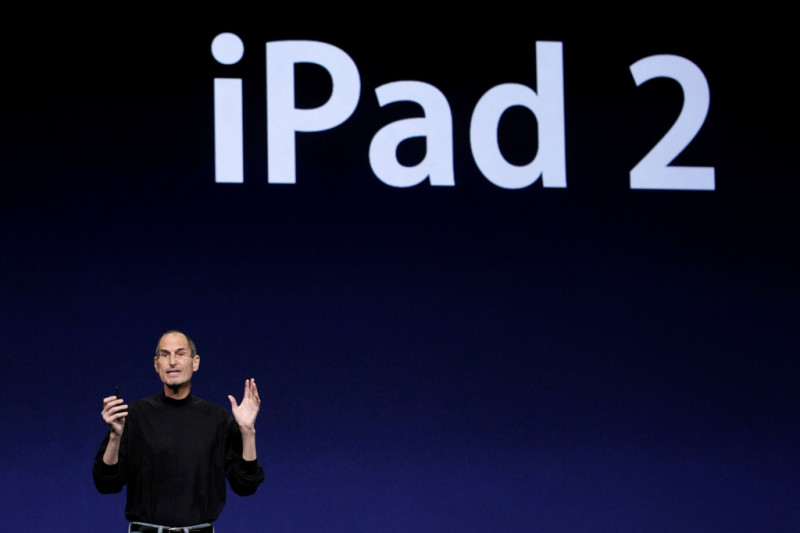 iPad2平板電腦才上市沒多久，就傳出部份產品因存在電子序列號（MEID）重複的問題，已被蘋果公司召回。圖為iPad2平板電腦的上市記者會。圖片來源：達志影像/美聯社   