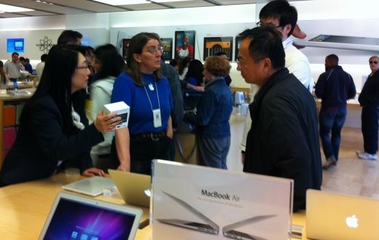 網友發現宏達電(HTC)董事長王雪紅，在美國加州帕羅奧多的蘋果商店中選購多樣產品。圖片來源：翻攝自網路   
