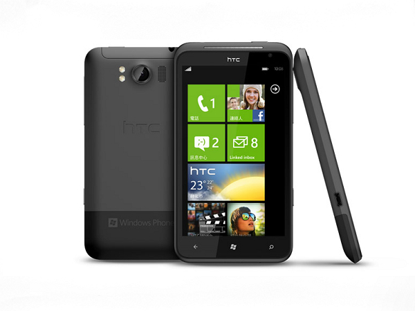 本土智慧型手機大廠宏達電（HTC）與微軟（Microsft）合作推出的兩款中文化芒果機（Windows Phone）今（1）日正式在台上市，獨家首賣的中華電信也推出綁約2年，月付1349元的優惠方案。圖片來源：翻攝自HTC官網   