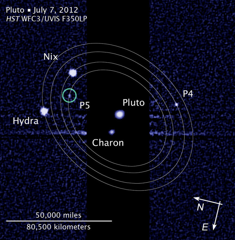 這兩顆冥王星之月─冥王星(Pluto)的衛星分別於2011年與2012年被發現。圖為哈伯太空望遠鏡發現冥衛五的照片。圖片來源：美國太空總署(NASA)，屬於公有領域。根據NASA的版權政策：「NASA的創作除非另有聲明否則不受版權保護。」   