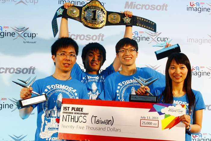 清大NTHUCS團隊以「智慧型防火逃生系統」勇奪嵌入式系統組世界冠軍，抱回2萬5千美元獎金。圖片來源:台灣微軟公司提供   