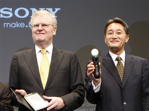 平井一夫(右)新任Sony總裁兼CEO，取代前任總裁Howard Stringer(左)。圖片來源：達志影像/美聯社。   