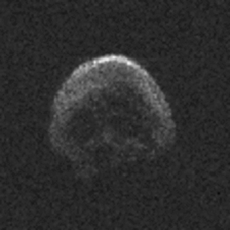 NASA公布這顆「2015 TB145」慧星影像，呈球狀，直徑約610公尺，表面看得出眼鼻凹洞，像極骷髏頭。圖：翻攝NASA官網   