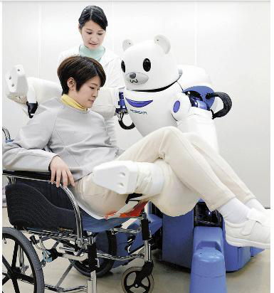 ROBEAR機器人慢慢將手腕伸入模特兒腋下，將其輕輕抱起。圖：翻攝網路   
