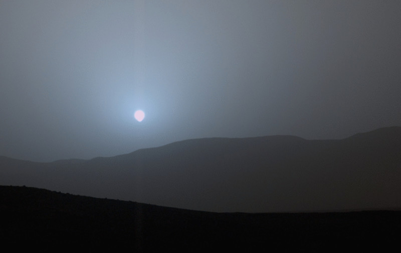 美國太空總署（NASA）火星探測車「好奇號」首次拍攝到清晰的火星日落彩色照片。圖：翻攝自NASA官網   