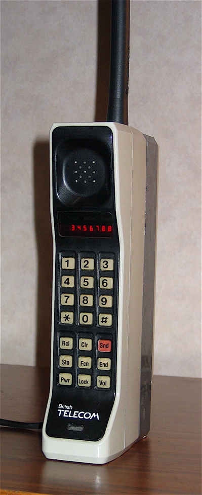 Motorola DynaTAC 8000X(1984年)，這是距離1973年第一支手機問世後11年的產品，當時多稱呼為「大哥大」。圖片來源：Redrum0486/攝，維基共享資源CC授權。   