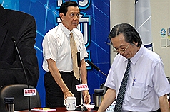 國民黨主席馬英九（左）16日在國民黨中央黨部出席中央常務委員會，聽取政務委員張進福（右）報告。圖片來源：中央社   