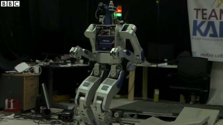 來自全球各地25個國家將參加DARPA機器人競賽，圖為其中一支來自韓國的隊伍。圖：翻攝自BBC影片   