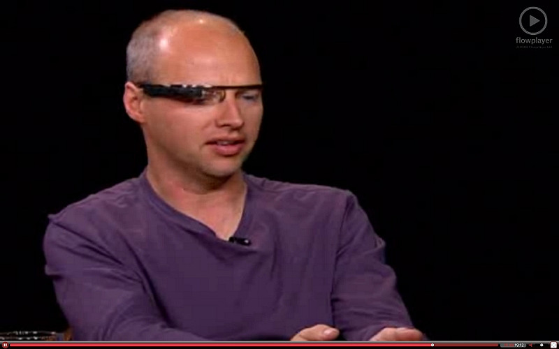 史朗(Sebastian Thrun)參加談話節目時戴著Google眼鏡，並實際操作。圖片來源：翻攝自Charlie Rose節目。&nbsp;&nbsp;&nbsp;