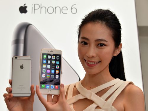 NCC主委石世豪今(29)日表示，對已經成功預約到iPhone 6的10萬名消費者，未來仍適用10月31日之前的促銷方案。圖：中央社資料照片   