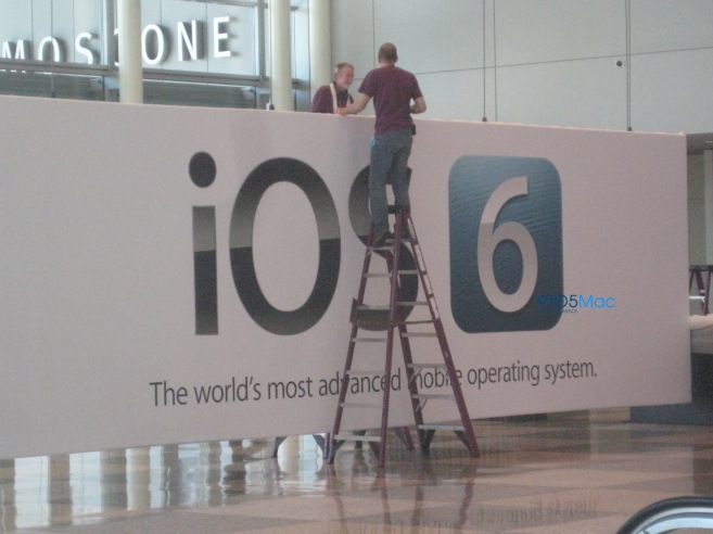 蘋果全球開發者大會(WWDC)將在下週一(11日)正式召開，舞台搭建工作已經開始，可以看見iOS 6橫幅已經安裝在會場內部。圖片來源：翻攝自網路。   