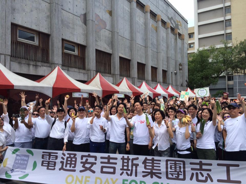 5日是「世界環境日」，電通安吉斯集團上午號召大批員工到國立台灣博物館「田裡有腳印市集」擔任志工。圖：周佑政/攝   