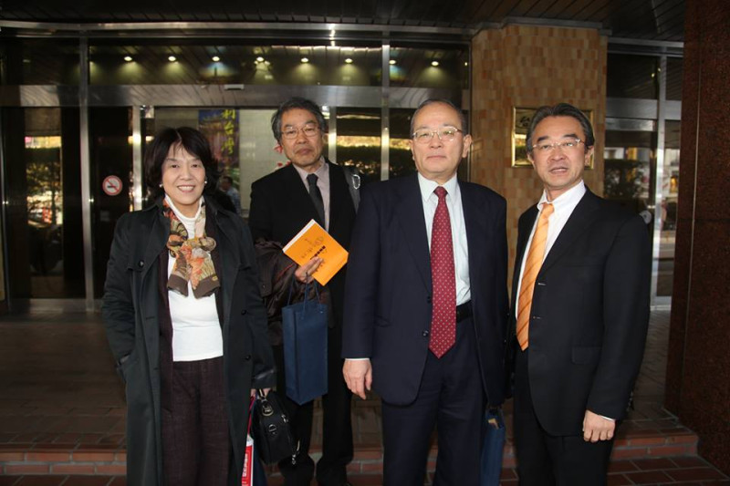 日本眾議員阿部知子（左一）、核電專家田中三彥（左二）於台電會議結束後，搭車離去前的合影。圖：林雨佑/攝   