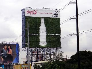 菲律賓街上出現一個會吸收二氧化碳的廣告看板，上面寫著「此看板吸收空氣污染物」幾個大字，這個號稱菲律賓獨一無二的看板，吸引來來往往的人車注意，一推出就廣受好評。圖片來源：中央社   