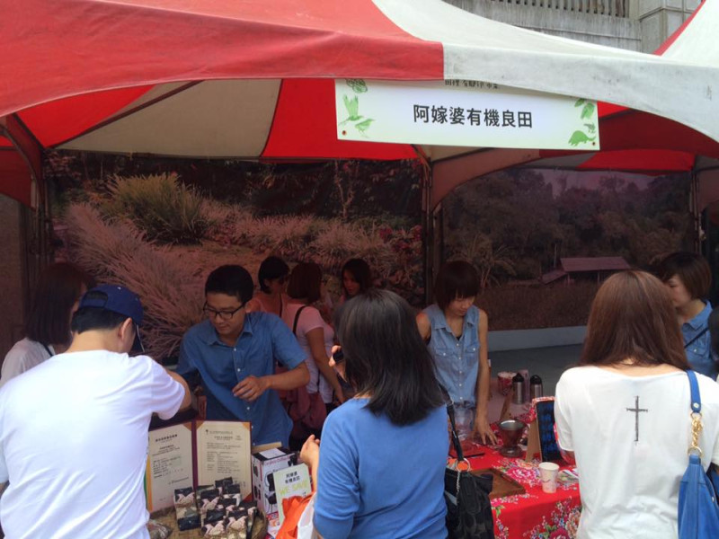 「田裡有腳印市集」每週六在台灣博物館南門園區舉辦。圖：周佑政/攝   