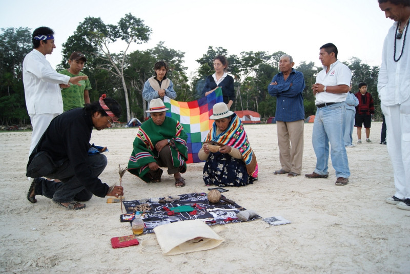 聯合國氣候變遷高峰會今(29日)在墨西哥坎昆召開，27日當地馬雅原住民團體以傳統儀式歡迎來到坎昆的各國原住民代表。圖片：潘紀揚/攝   