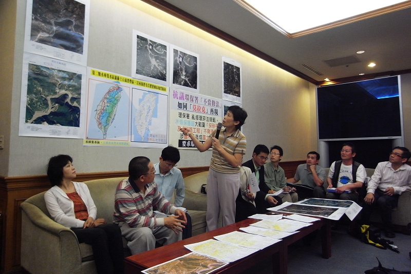 台灣水資源保育聯盟發言人陳椒華表示，全台1552條土石流潛勢溪流大部分都位於水庫集水區，免環評將讓開發行為大舉入侵水庫集水區，將再次釀成八八風災的悲劇。圖片：楊宗興/攝   