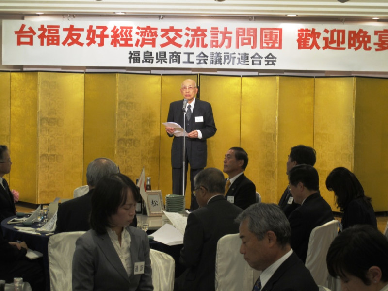 台灣醫療器材訪問團團長鄭世松在福島的歡迎宴上致詞。圖5之2：莊豐嘉/攝   