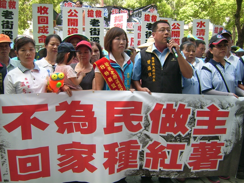 為抗議光電廢水改排老街溪，桃園縣民4日來到環保署門口抗議，場面浩大。圖片：符芳碩/攝   
