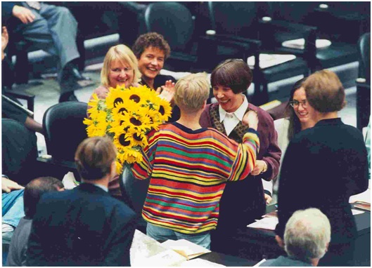 太陽花是德國綠黨的精神象徵。照片中穿暗紅色毛衣的佛爾默（Antje Vollmer）是綠黨的資深議員，她在1994年獲選為聯邦議會副議長，接受同黨同志的道賀。圖：Schambeck/德國聯邦新聞局   