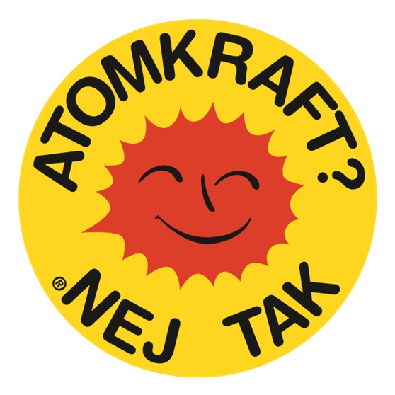 反核標誌「微笑太陽」和標語「核能？不，謝謝」 （Atomkraft? Nej tak） ，1975年由丹麥的反核人士魯特（Anne Lund）設計，現在世界各地的反核示威都可以看到它的蹤影。圖：取自維基百科   