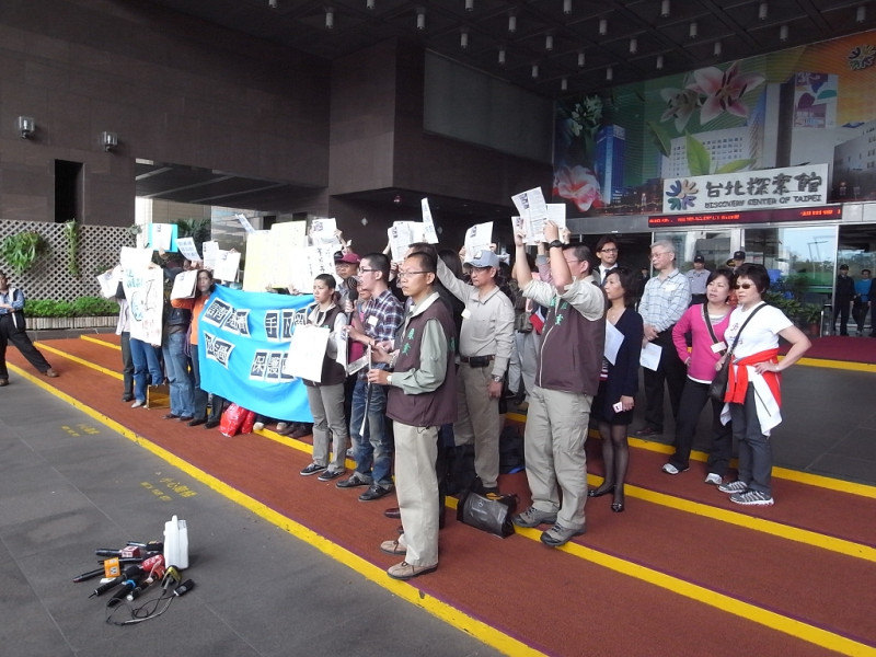 內湖當地居民及環保團體在台北市政府門口召開記者會，呼籲都市計劃委員能夠退回「內湖慈濟社福園區」案，讓該地成為能永續涵養水源的保護區。圖片：楊宗興/攝   