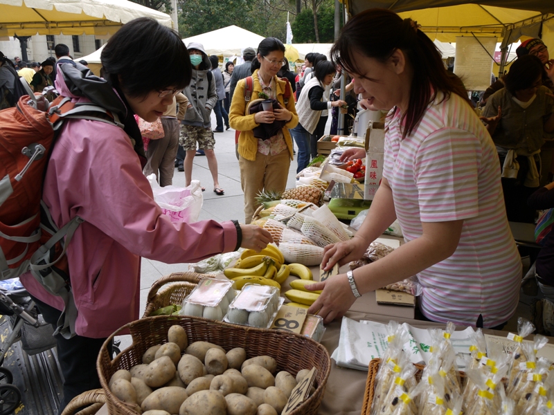 綠色市集邀請逾20家在地有機小農推廣無毒蔬果。圖片提供：台灣環境資訊協會   