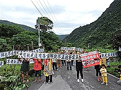花蓮秀林鄉銅門部落數10名太魯閣族人7日以「封路」方式，抗議生態環境遭觀光破壞。圖：中央社資料照片   