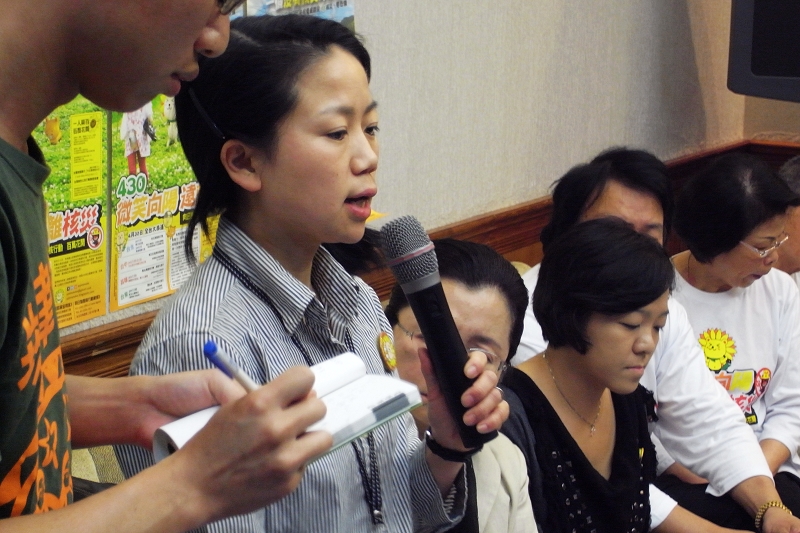 環保團體上午請到日本福島縣的災民大賀絢子來召開記者會談反核，她痛批日本政府災後處置失當，甚至試圖放寬輻射安全標準，讓災情受到技術性的掩蓋。圖片：楊宗興/攝   