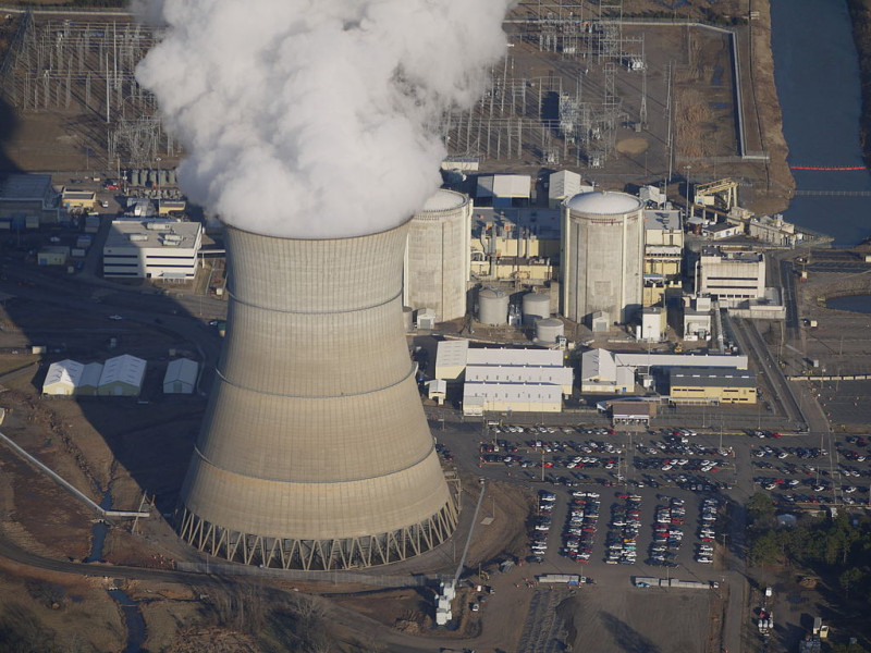 位於阿肯色州的「阿肯色核能一號」(Arkansas Nuclear One)電廠的核能 1 號機在 3 月31日發生發電機零件掉落的意外，造成作業員 1 死 8 傷的事故。圖片來源：維基共享資源CC授權。Edibobb/攝。   