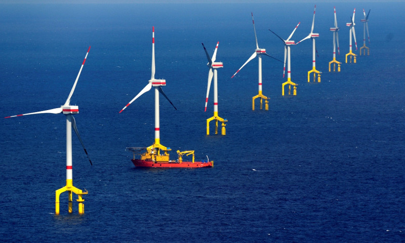 德國今(2013)年新增許多風力發電裝置，營業額佔世界市場比重高達15%。圖為德國海上離岸風力發電機。圖片來源：達志影像/路透社。   